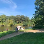 Riverside - Quaint Victorian By The River ロッジ