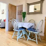ロッジ Riverside - Quaint Victorian By The River *