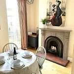 Riverside - Quaint Victorian By The River