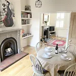 Riverside - Quaint Victorian By The River * ヨーク