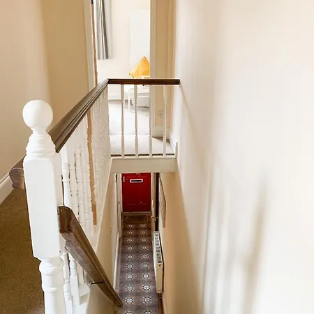 بيت خشبي Riverside - Quaint Victorian By The River