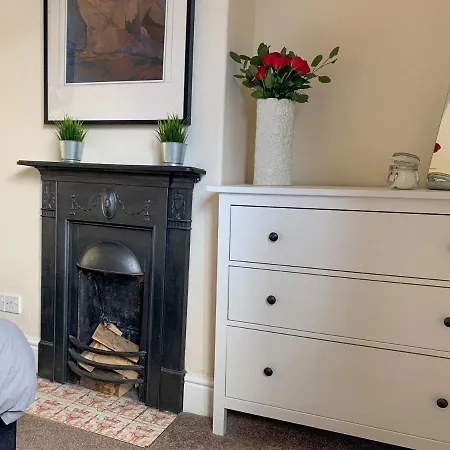 Riverside - Quaint Victorian By The River York