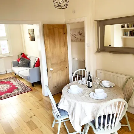 Riverside - Quaint Victorian By The River York