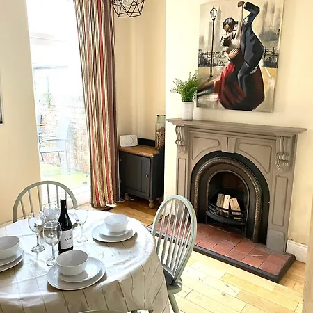 Riverside - Quaint Victorian By The River
