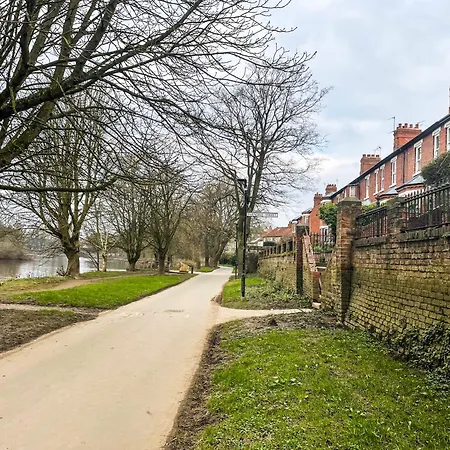 Riverside - Quaint Victorian By The River Lodge *