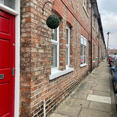 Riverside - Quaint Victorian By The River York