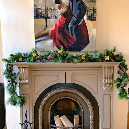 Riverside - Quaint Victorian By The River