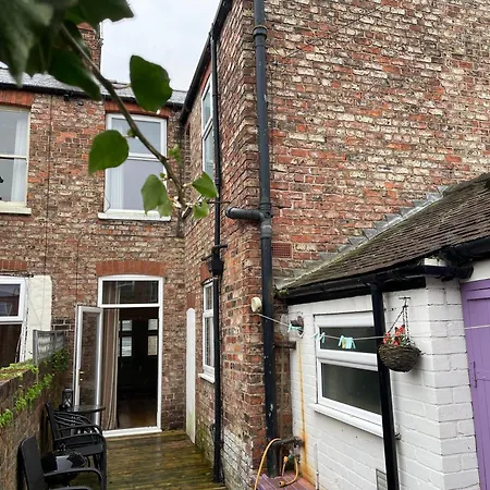 Lodge Riverside - Quaint Victorian By The River York
