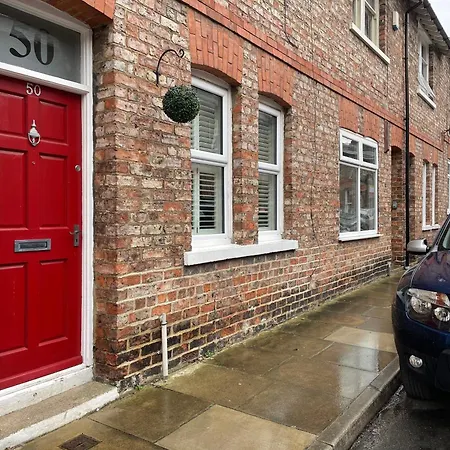 Riverside - Quaint Victorian By The River York