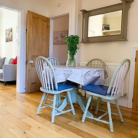 Riverside - Quaint Victorian By The River Hytte
