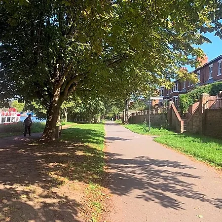Riverside - Quaint Victorian By The River York