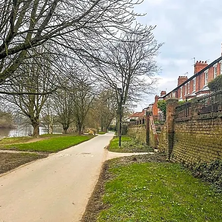 Riverside - Quaint Victorian By The River * York