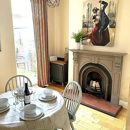 Riverside - Quaint Victorian By The River *