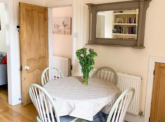 Lodge Riverside - Quaint Victorian By The River York