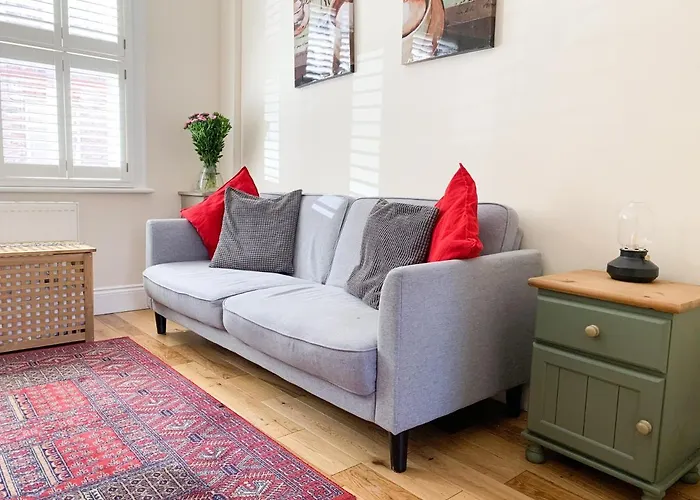 Lodge Riverside - Quaint Victorian By The River