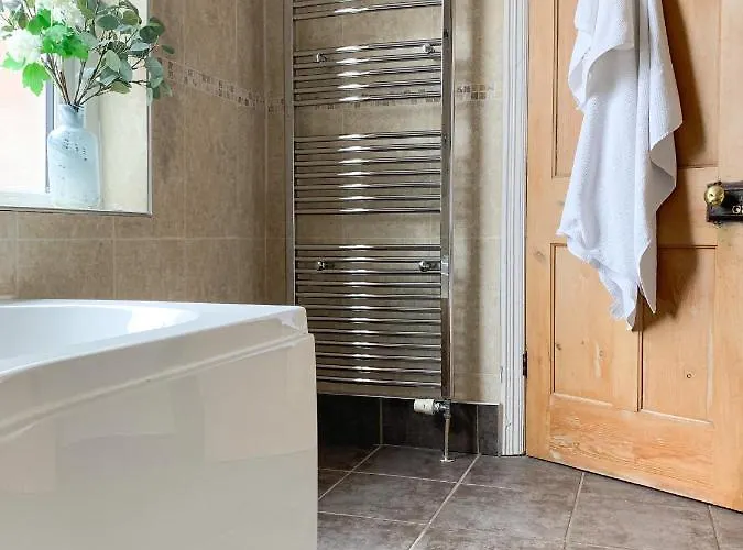 Riverside - Quaint Victorian By The River