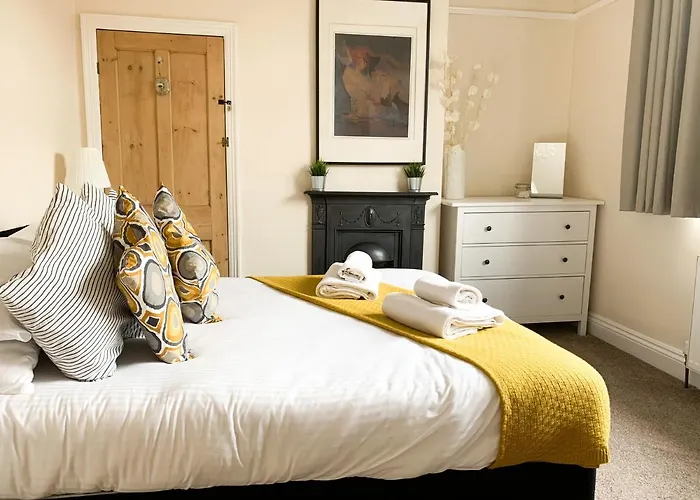 Riverside - Quaint Victorian By The River York