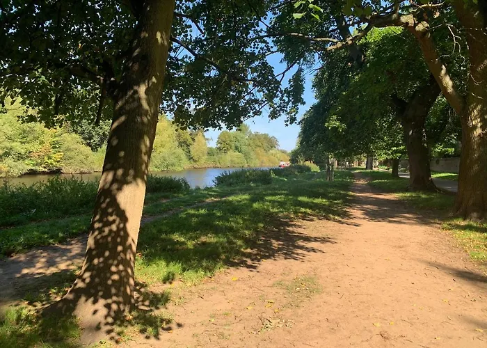 Riverside - Quaint Victorian By The River Lodge *