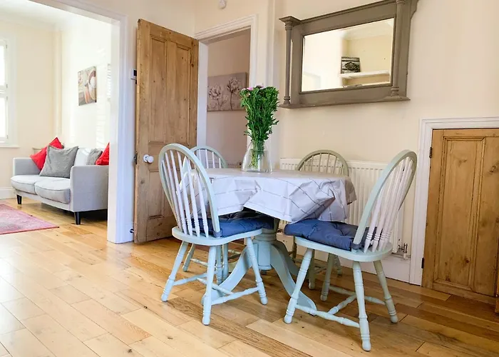 Lodge Riverside - Quaint Victorian By The River *