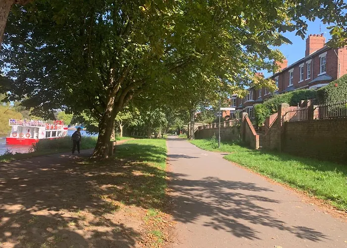 Lodge Riverside - Quaint Victorian By The River York