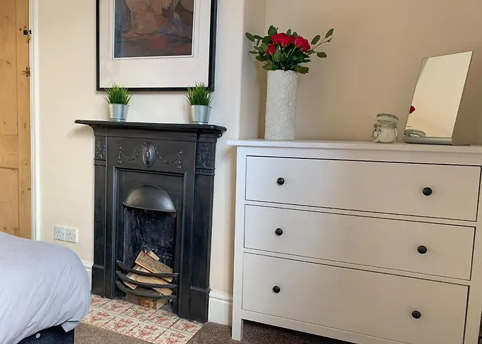 Riverside - Quaint Victorian By The River York