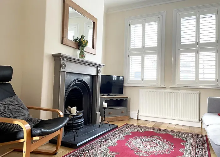 Riverside - Quaint Victorian By The River Lodge York