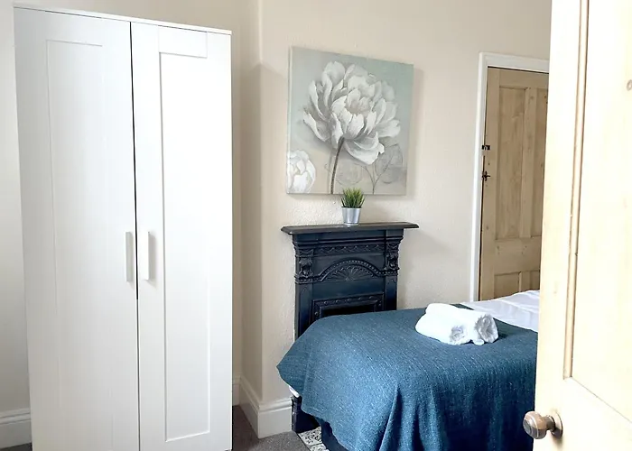 Riverside - Quaint Victorian By The River