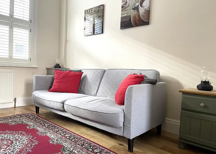 Riverside - Quaint Victorian By The River *