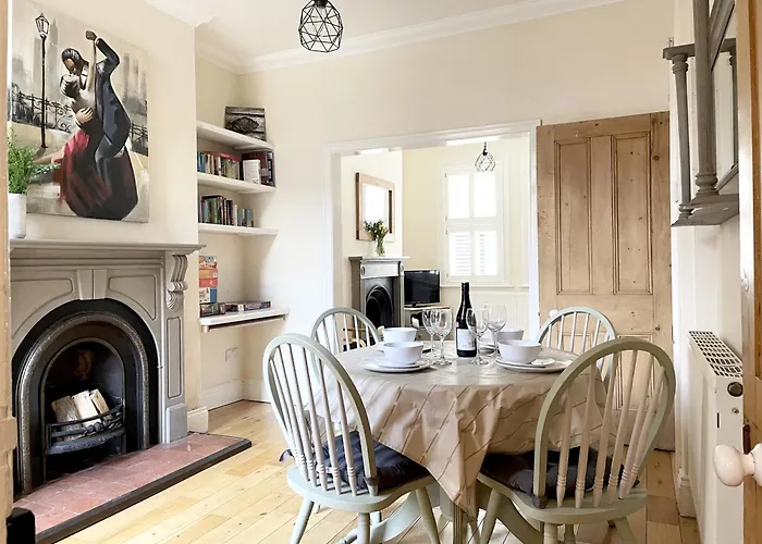 Lodge Riverside - Quaint Victorian By The River York