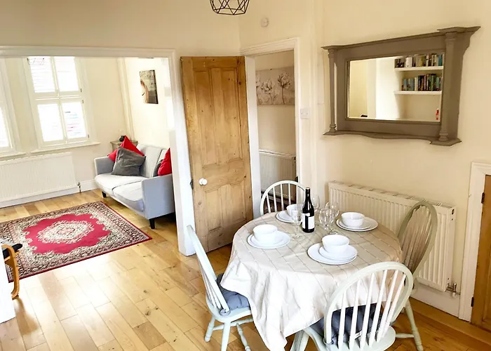 Riverside - Quaint Victorian By The River York