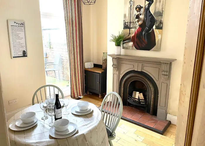 Riverside - Quaint Victorian By The River