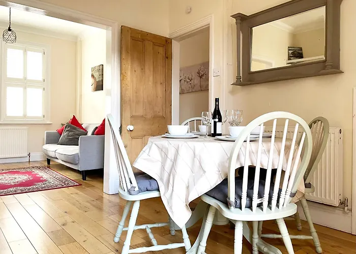 Lodge Riverside - Quaint Victorian By The River York