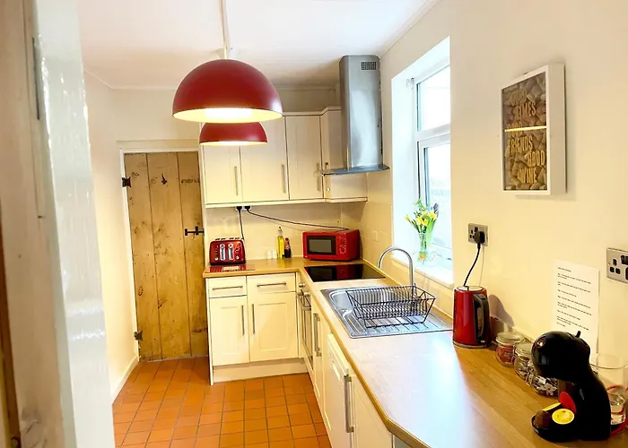 Riverside - Quaint Victorian By The River York