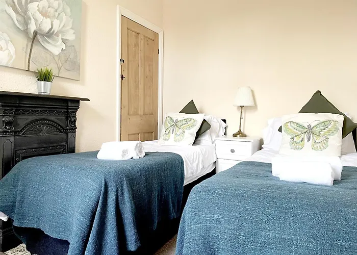 Riverside - Quaint Victorian By The River