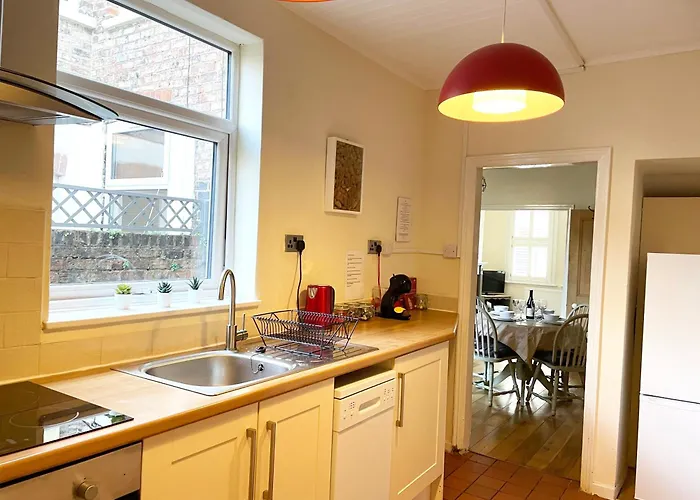 Riverside - Quaint Victorian By The River Lodge *