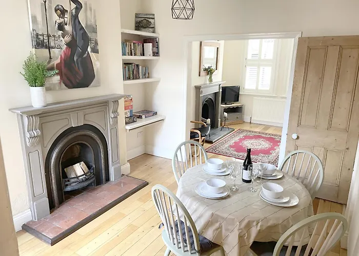 Riverside - Quaint Victorian By The River * York