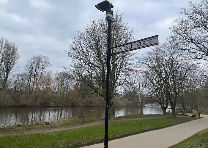 Riverside - Quaint Victorian By The River Lodge York