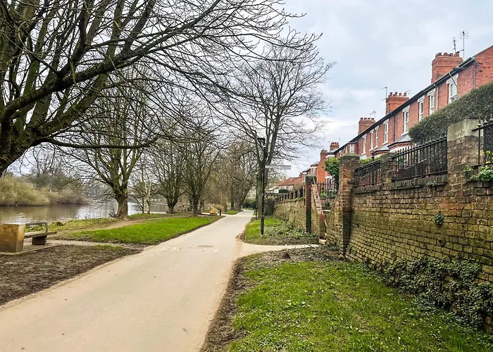 Riverside - Quaint Victorian By The River Lodge *