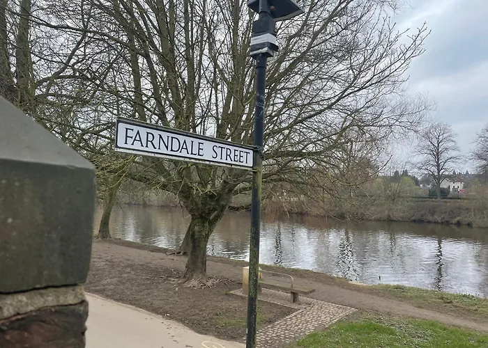 Riverside - Quaint Victorian By The River Lodge