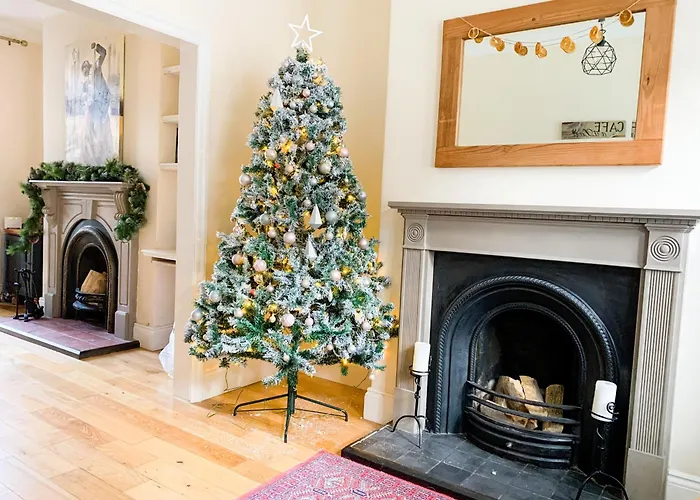 Riverside - Quaint Victorian By The River Lodge