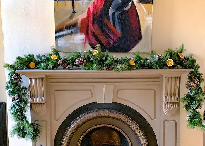 Riverside - Quaint Victorian By The River