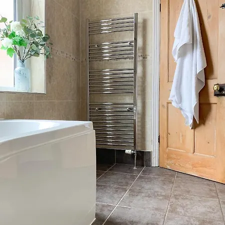 Riverside - Quaint Victorian By The River