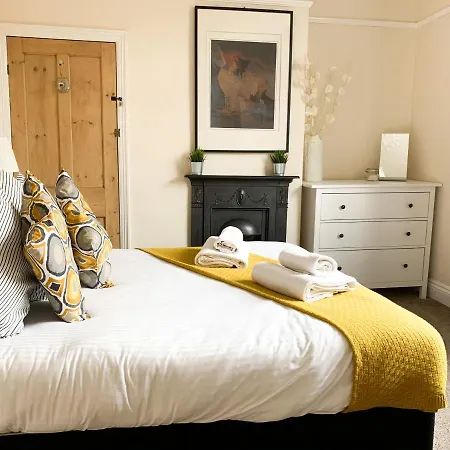 Riverside - Quaint Victorian By The River York