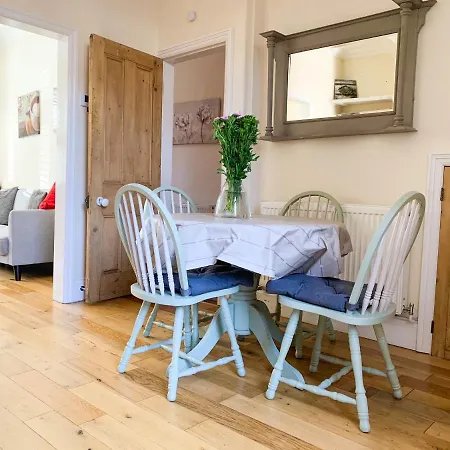 Domek letniskowy Riverside - Quaint Victorian By The River *