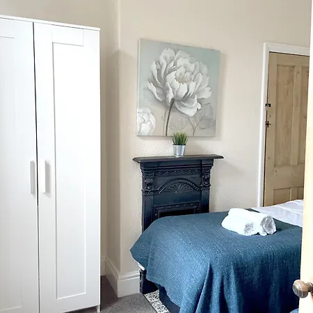 Riverside - Quaint Victorian By The River