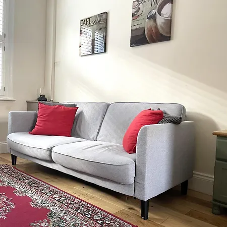 Riverside - Quaint Victorian By The River *