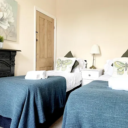 Riverside - Quaint Victorian By The River